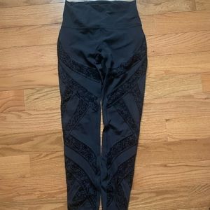 BLACK W DESIGN SIZE TWO LULULEMON LEGGINGS